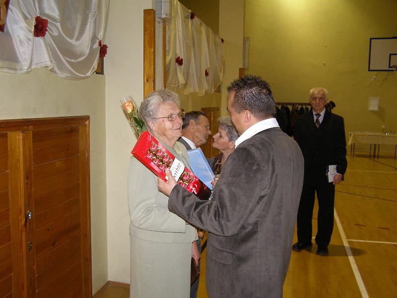 PA180084.JPG - W sali. Część oficjalna. Wręczenie kwiatów i upominków dla najstarszych, obecnych seniorów: p. Bronisława Solińska i p. Michał Marszał.