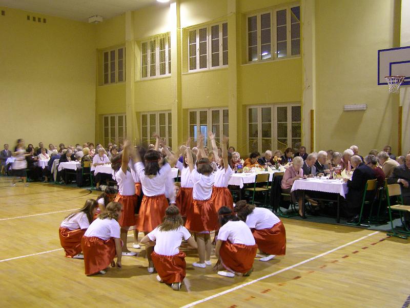PA180118.JPG - W sali. Występ szkolnego zespołu "Baletki" prowadzonego przez pp. Magdalenę i Andrzeja Aszlarów.