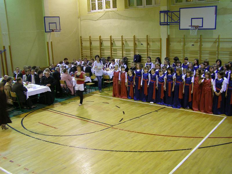 PA180142.JPG - W sali. Koncert szkolnego chóru prowadzonego przez pp. Magdalenę i Andrzeja Aszlarów.