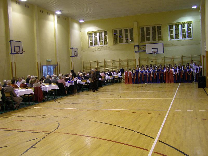 PA180152.JPG - W sali. Koncert szkolnego chóru prowadzonego przez pp. Magdalenę i Andrzeja Aszlarów.