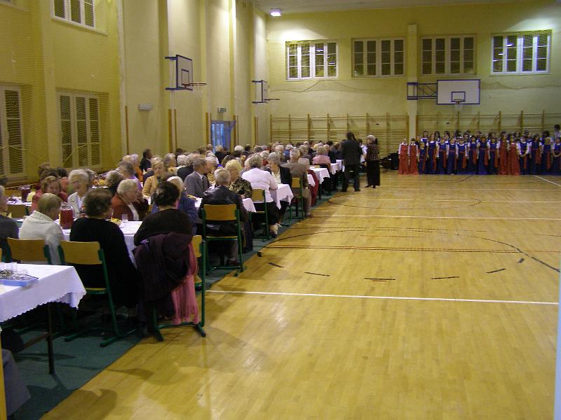 PA180162.JPG - W sali. Koncert szkolnego chóru prowadzonego przez pp. Magdalenę i Andrzeja Aszlarów.
