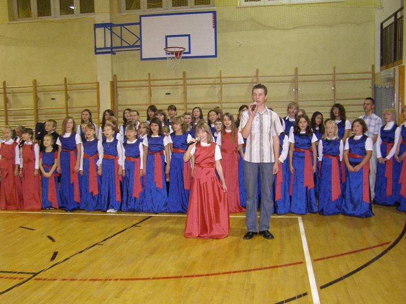 PA180163.JPG - W sali. Koncert szkolnego chóru prowadzonego przez pp. Magdalenę i Andrzeja Aszlarów. Solową partię wykonują Joanna Buryło i Piotr Wegrzyn