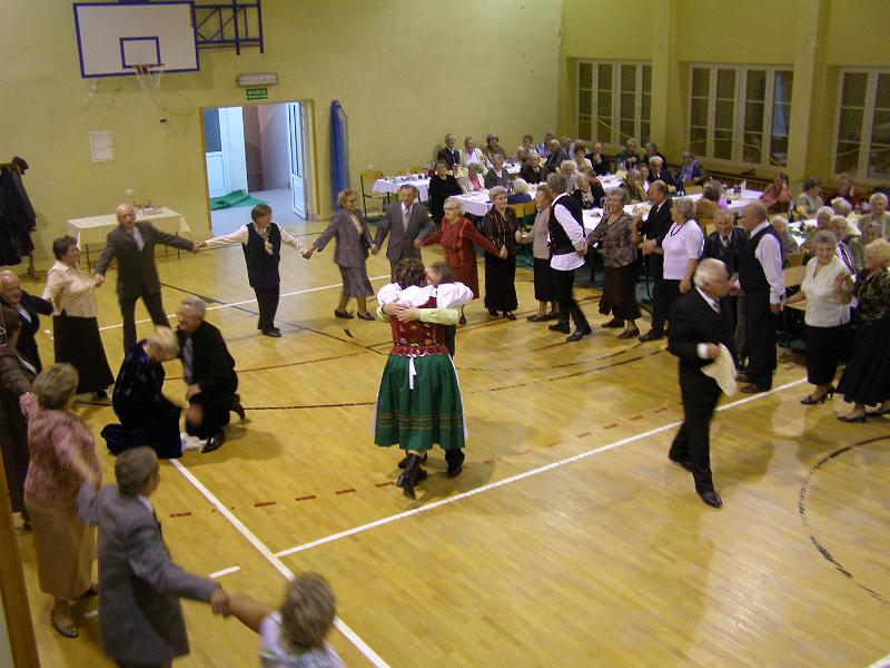 PA180224.JPG - W sali. Tańce i zabawa. "Mam chusteczkę haftowaną..."