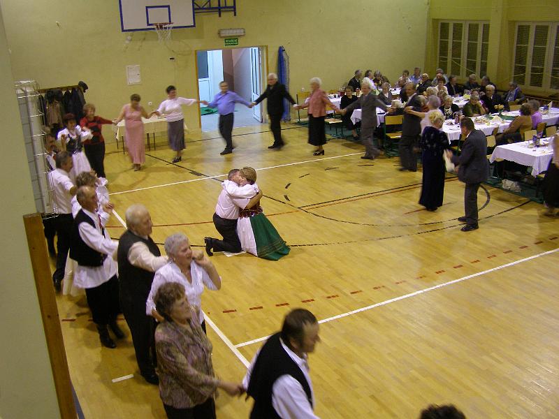 PA180231.JPG - W sali. Tańce i zabawa. "Mam chusteczkę haftowaną..."