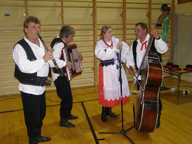 PA180341.JPG - W sali. Tańce i zabawa. A do tańca przygrywa i śpiewa kapela i zespół "Lubatowianie"