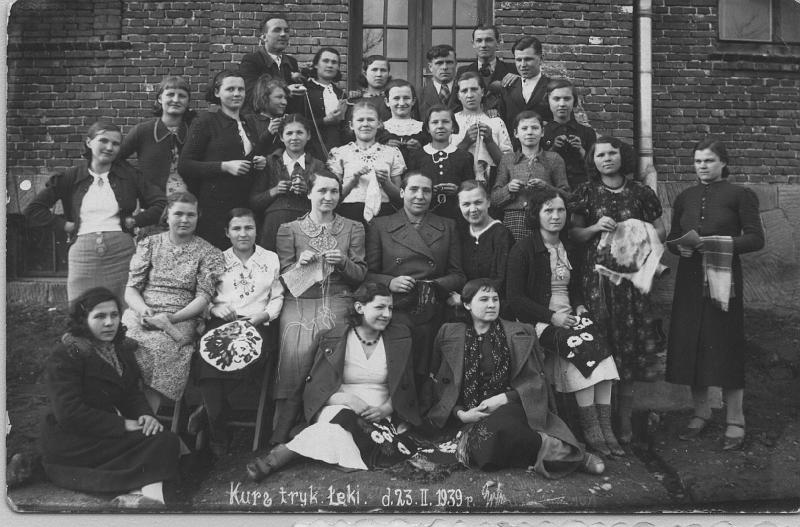 1939-1.jpg - Panie, uczestniczki kursu trykotarskiego w budynku szkoły w roku 1939