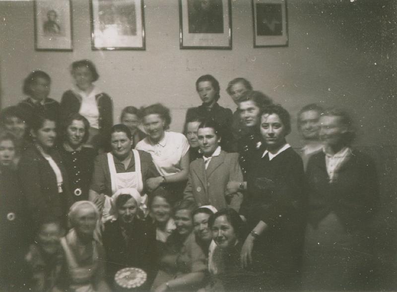 1958-3.jpg - Kurs gotowania w budynku szkoły  16 III 1958r. W chustce z tortem Stanisław Kołacz