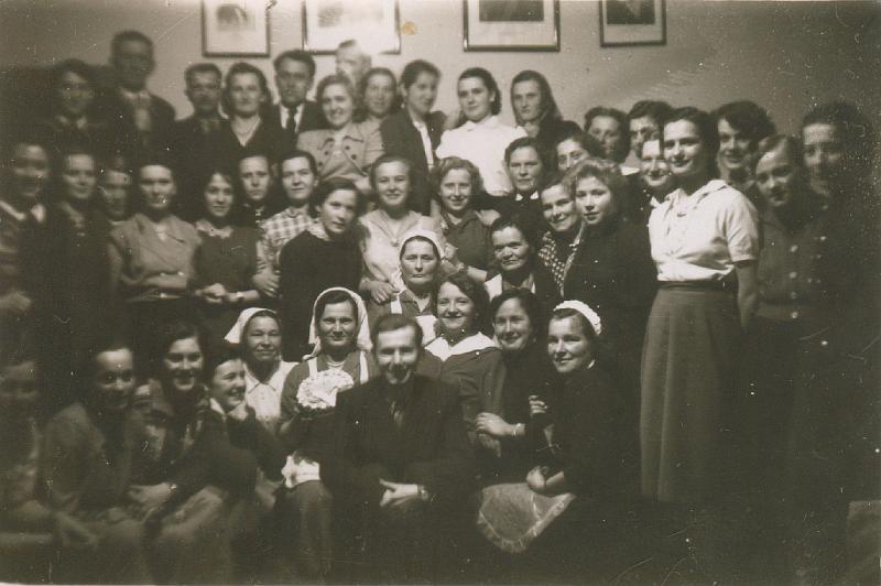 1958-4.jpg - Kurs gotowania w budynku szkoły  16 III 1958r. W środku z paniami Stanisław Kołacz
