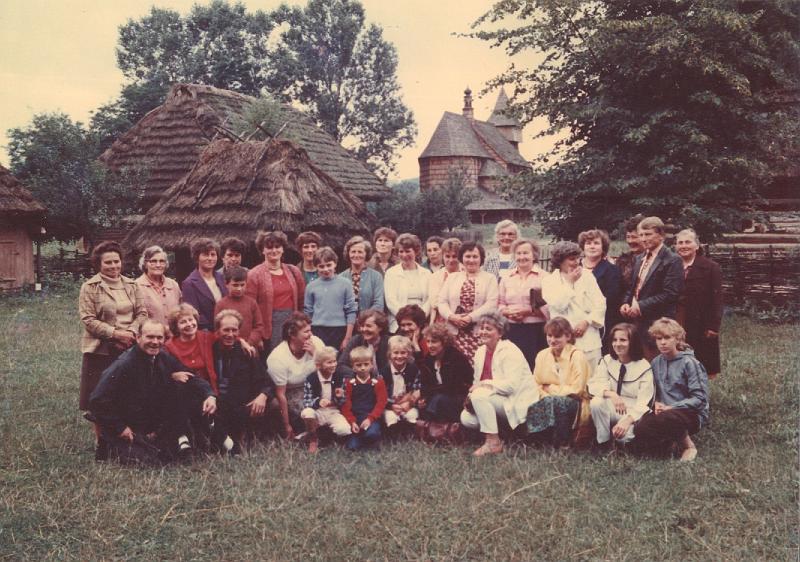 1987-1.jpg - Wycieczka Pań z KGW do muzeum-skansenu w Sanoku w 1987r.