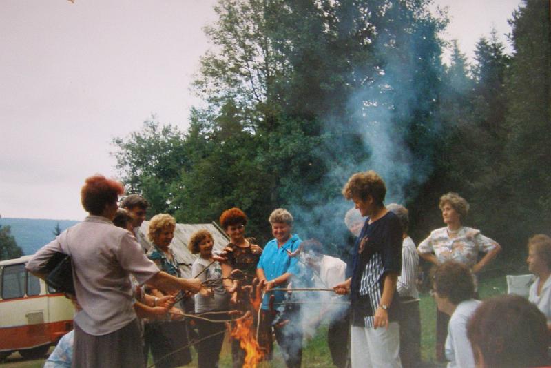 1998-1.jpg - Wycieczka Pań z KGW na Słowację - ognisko