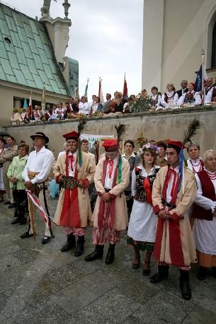 2002-1.jpg - W roku 2002 w Częstochowie z plonem dożynkowym - nasze Panie z prawej