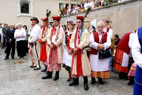 2002-2.jpg - W roku 2002 w Częstochowie z plonem dożynkowym - nasze Panie z prawej