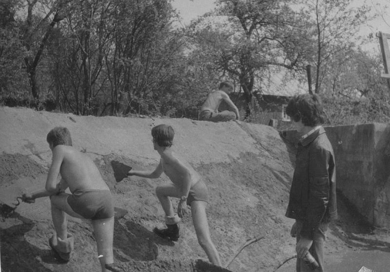 1975-1.jpg - Młodziez przy budowie basenu p-poż. Lata 70.
