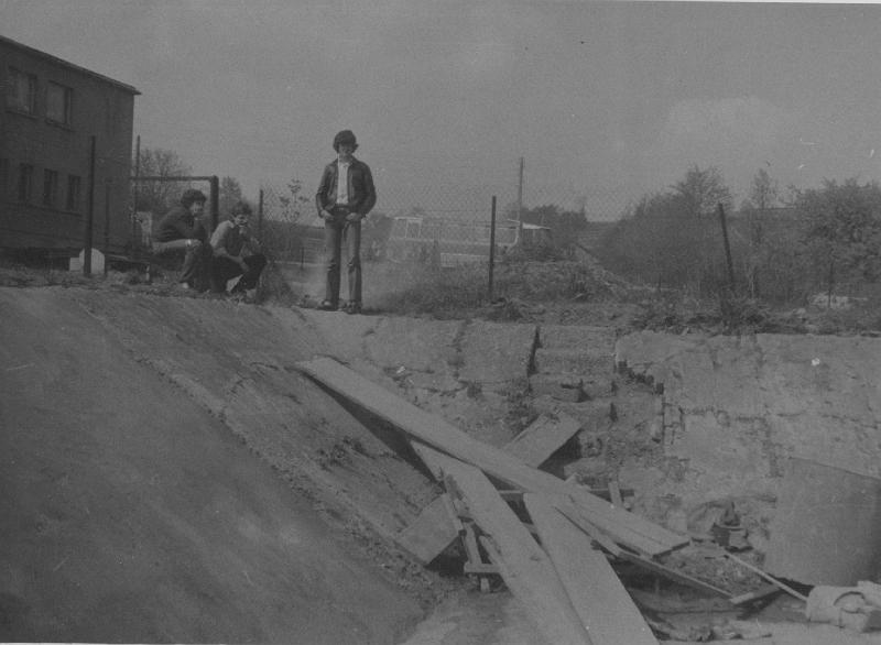 1975-3.jpg - Młodziez przy budowie basenu p-poż. Lata 70.