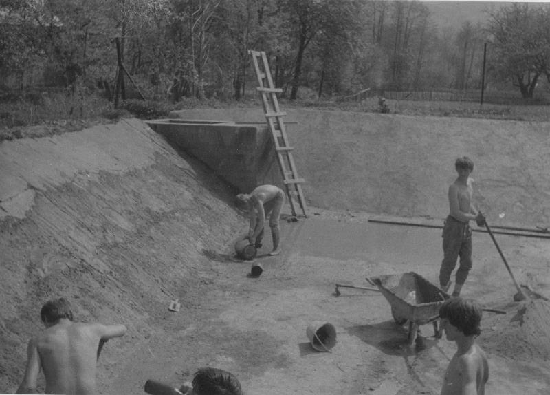 1975-4.jpg - Młodziez przy budowie basenu p-poż. Lata 70.