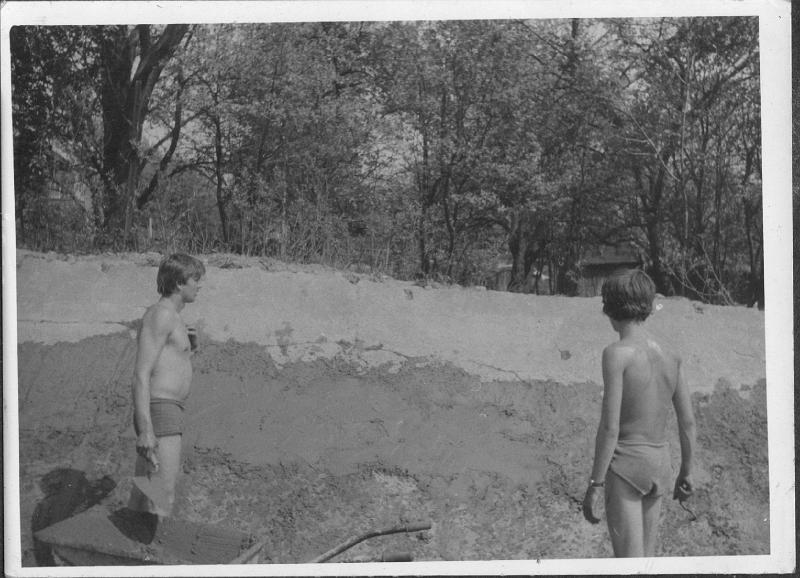 1975-5.jpg - Młodziez przy budowie basenu p-poż. Lata 70.