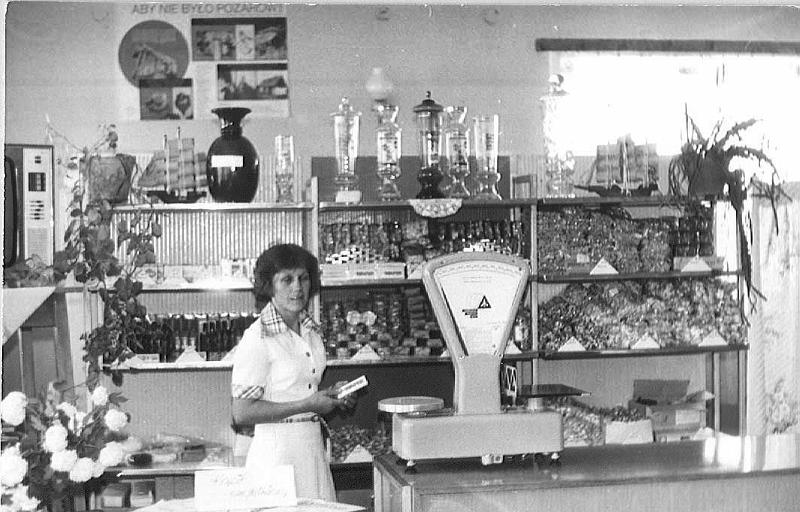 1982-2.jpg - Klub Rolnika lata 80. Kierowniczka Maria Kołacz