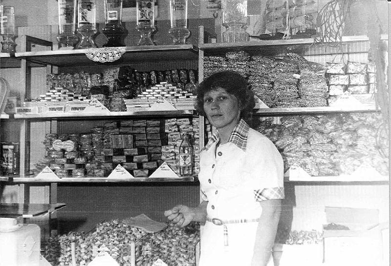 1982-3.jpg - Klub Rolnika lata 80. Kierowniczka Maria Kołacz