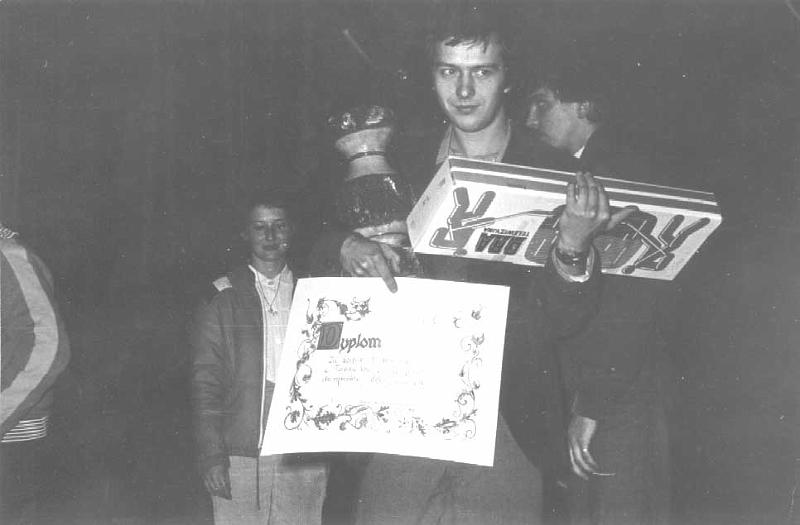 1983-2.jpg - Klub Rolnika w roku 1983. Nagrody po turnieju wsi w Dukli