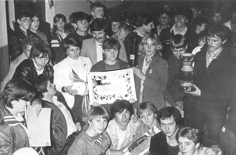 1983-4.jpg - Klub Rolnika w roku 1983. Fetowanie sukcesu po turnieju wsi w Dukli