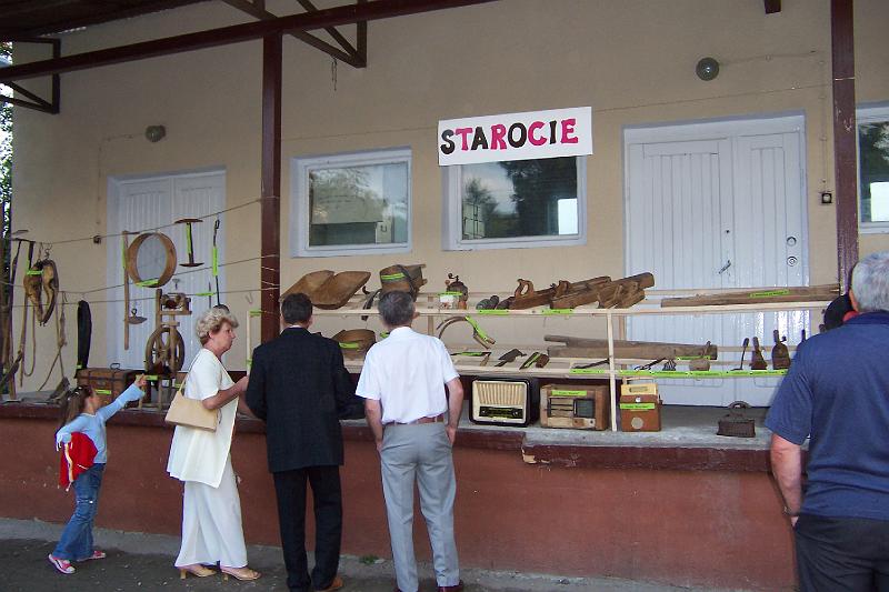 2005-1.jpg - Pierwsza, prowizoryczna wystawa wystawa na rampie byłej mleczarni z okazji I edycji Spotkań Folklorystycznych w 2005r.