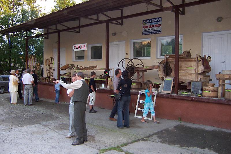2005-2.jpg - Pierwsza, prowizoryczna wystawa wystawa na rampie byłej mleczarni z okazji I edycji Spotkań Folklorystycznych w 2005r.