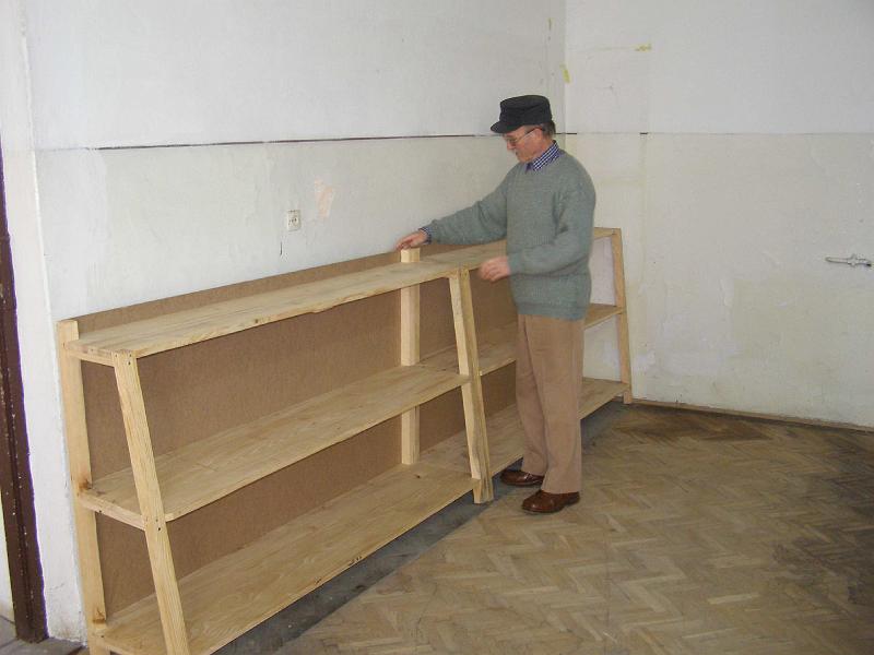 2006-21.jpg - Ustawianie i mocowanie regałów