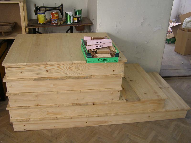 2006-22.jpg - Wyczyszczone i zaimpregnowane podesty po przywiezieniu do pomieszczenia przeznaczonego na Muzeum