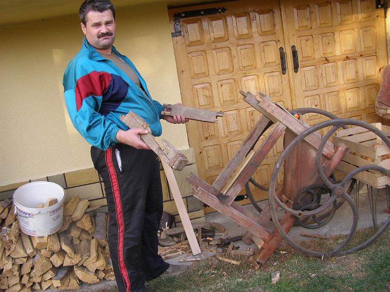 2006-23.jpg - Eksponaty w remoncie