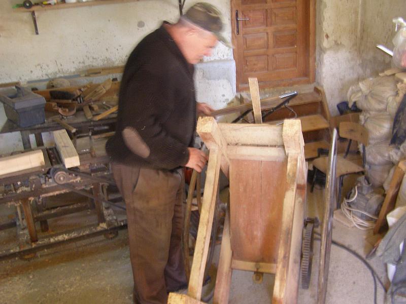 2006-26.jpg - Eksponaty w remoncie