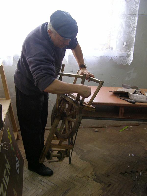 2006-34.jpg - Eksponaty w remoncie - naprawy, czyszczenie, konserwacja, i malowanie