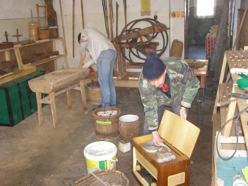 2006-37.jpg - Eksponaty w remoncie - naprawy, czyszczenie, konserwacja, i malowanie