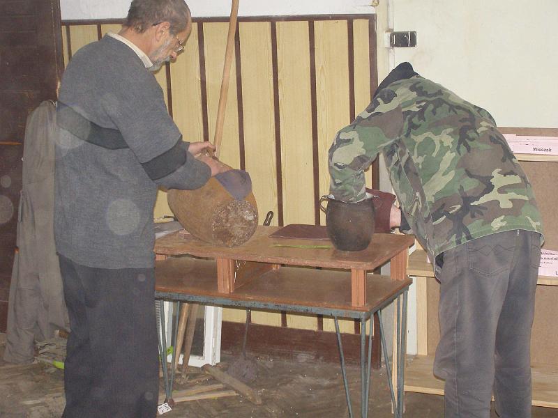2006-40.jpg - Eksponaty w remoncie - naprawy, czyszczenie, konserwacja, i malowanie