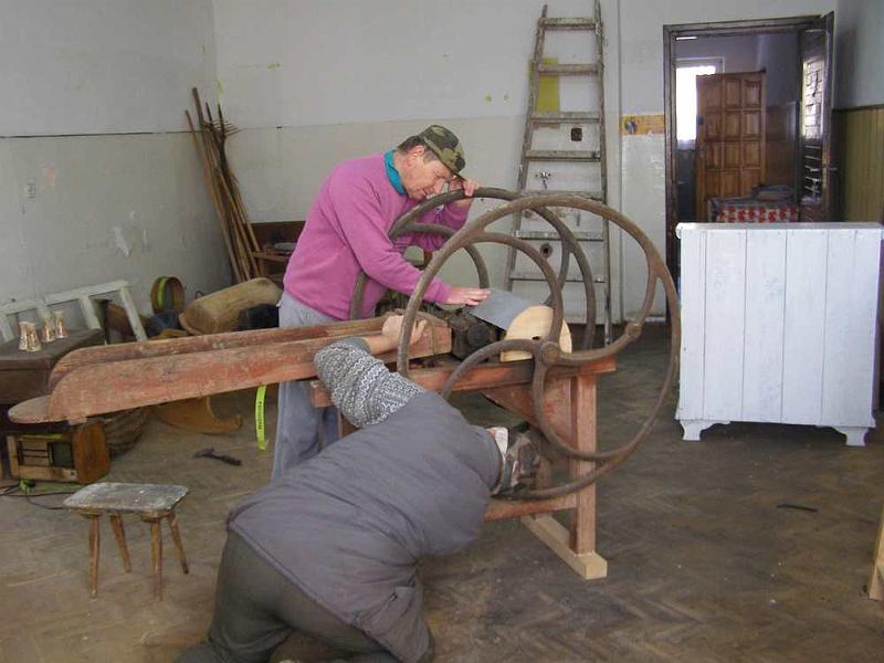 2006-46.jpg - Eksponaty w remoncie - naprawy, czyszczenie, konserwacja i malowanie