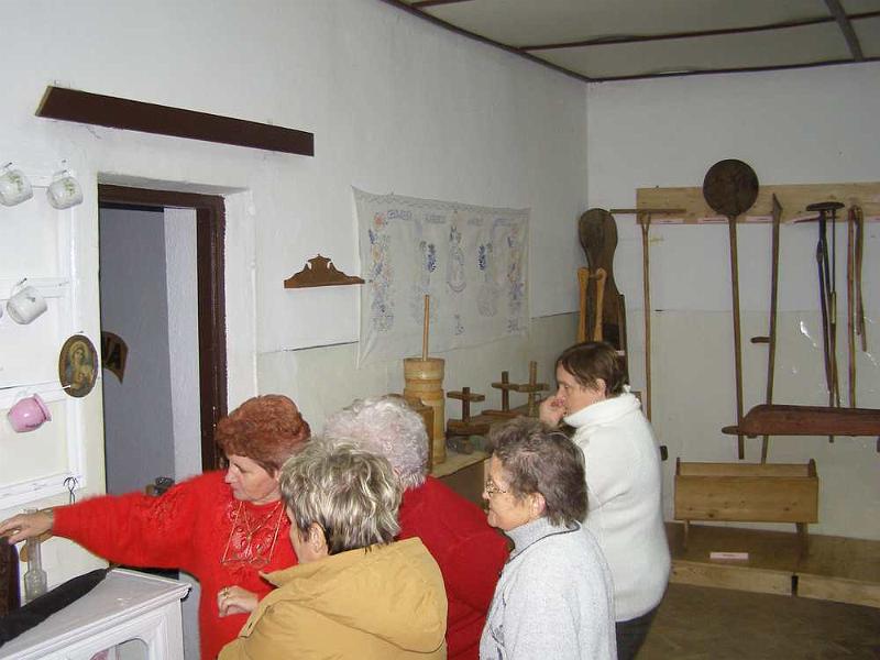 2006-61.jpg - Muzeum - Izba Pamięci Łęk Dukielskich - pierwsi zwiedzający