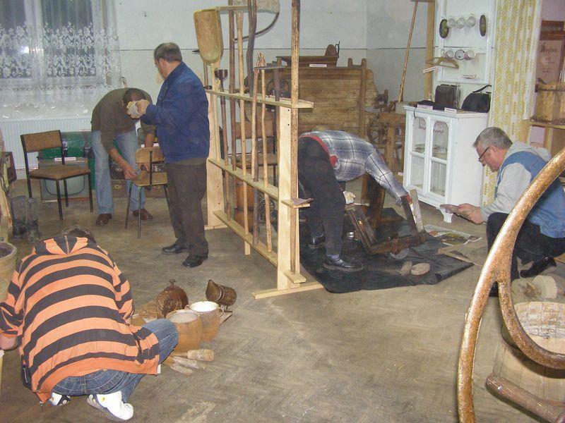 2008.jpg - Prace w roku 2008 związane z odnowieniem, remontem i konserwacją nowych eksponatów