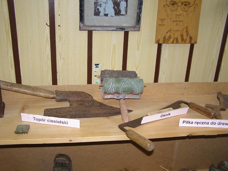2008_14.jpg - Topór ciesielski, ośnik i piłka ręczna do drzewa ofiarowane przez Zofię Lesniak oraz wałek do robienia wzorków na ścianie po bieleniu