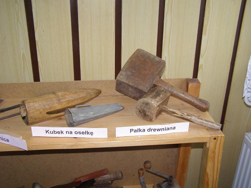 2008_16.jpg - Pałka dreniana stosowana w blacharstwie - ofiarodawca szkoła