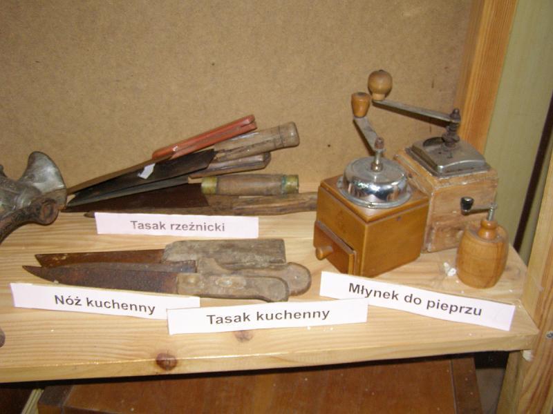 2008_17.jpg - Młynki do mielenia pieprzu oraz tasaki i noże kuchenne i rzeźnickie. Rzeźnickie ofiarował Ciekliński Stanisław