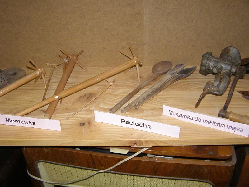 2008_18.jpg - Maszynka do mielenia mięsa oraz ofiarowane przez szkołę: montewki do rozwiercania i mieszania pokarmów oraz paciochy - łyżki drewniane