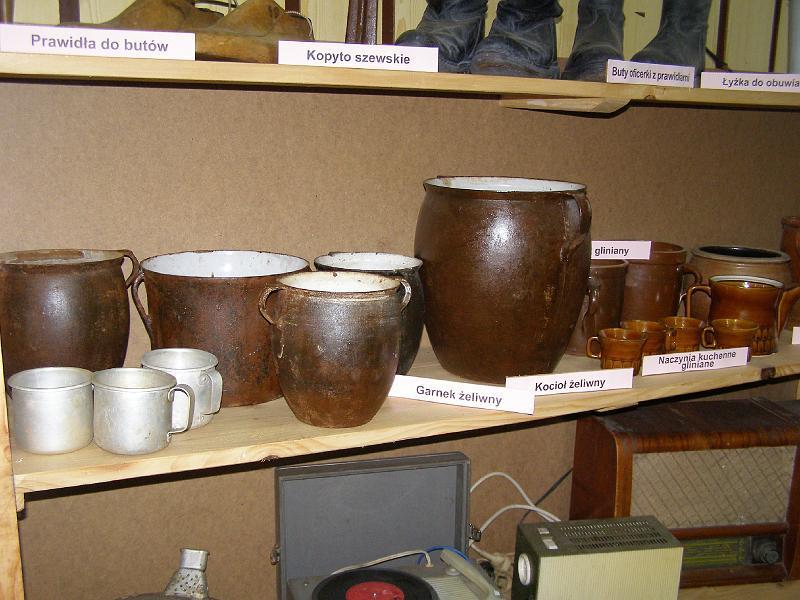 2008_23.jpg - Kocioł żeliwny, garnki kamienne, gliniane,żeliwne, garnuszki aluminiowe - przedmioty ofiarowane m.in. przez E.Łajdanowicza, Z. Trynkiewicza, Edwarda Kołacza, Tadeusza Wierdaka