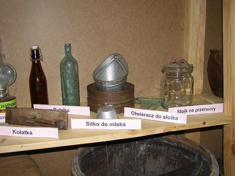 2008_24.jpg - Kołatka, butelki, sitko do cedzenia mleka - dar H. Białogłowicz oraz słoik na przetwory i otwieracz do niego dar M.Kyc