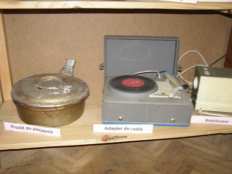 2008_28.jpg - Prodiż elektryczny do pieczenia ciast, stabilizator prądu do telewizora /z prawej/ i adapter na płyty poliwinylowe podłączany do radia - dar M. Kyc