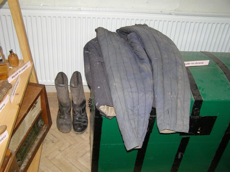 2008_33.jpg - Buty filcowe /filcoki/ oraz ubranie watowane tzw. kufajki używane przez Tadeusza Cyparę. Dar St. Cieklińskiego