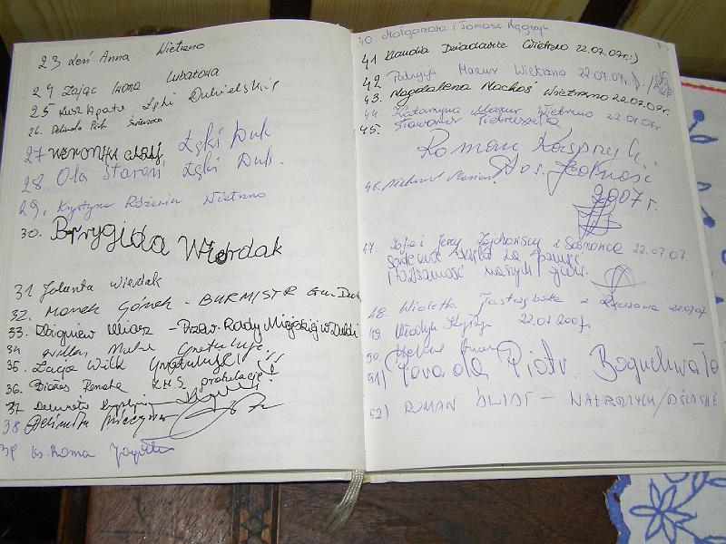 2008_63.jpg - Księga pamiątkowa w muzeum - wpisy niektórych odwiedzających