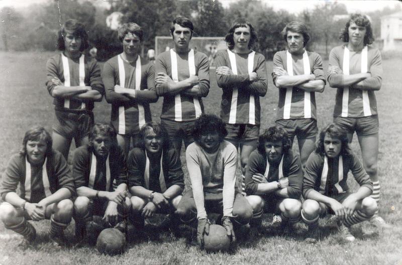 1972-1.jpg - Zorza A.D. 1972. Stoją od lewej: Zbigniew Wierdak, Stanisław Szczepanik, Lesław Śliwiński, Władysław Zborowski, Zbigniew Zajdel, Krzysztof Głód. W dolnym rzędzie od lewej: Tadeusz Więcek, Adam Ziemiański, Aleksander Klecha, Ireneusz Głód, Tadeusz Rąpała, Kazimierz Soliński