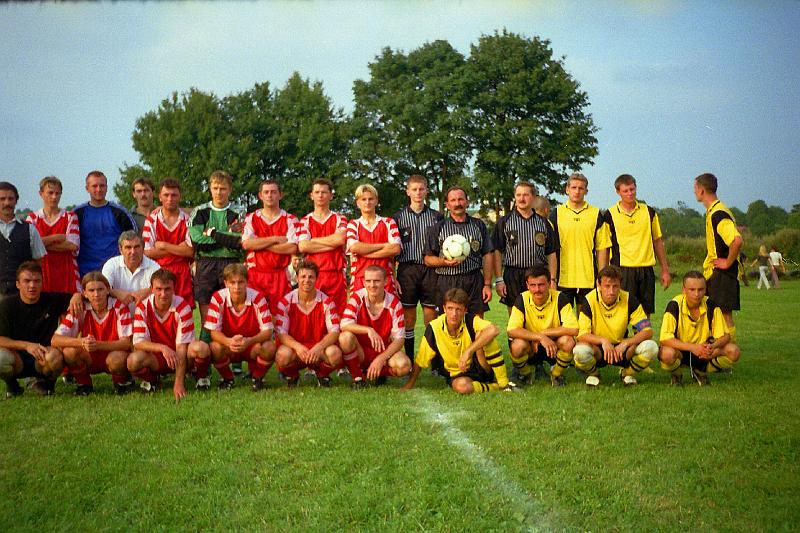 2000-6.jpg - Mecz Zorzy na stadionie w Łękach w 2000r. Nz. wspólna fotka z przeciwnikiem i sędziami