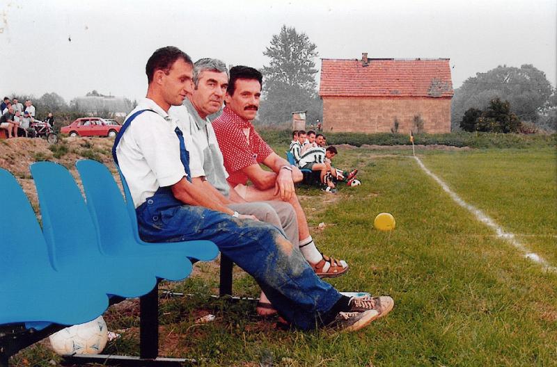 2002-1.jpg - Rok 2002. W trakcie budowy szatni - przerwa na mecz