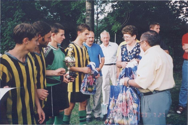 2003-1.jpg - Rok 2003. Puchar starosty krośnieńskiego dla Zorzy w 2003 na stadionie w Świerzowej. Nz. Starosta Zb. Braja wręcza puchar i nagrody. Obok niego wójt Chorkówki L. Liwosz. W środku /w niebieskiej koszuli/ nowy prezes Zorzy Daniel Żelak.