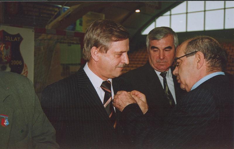 2006-2.jpg - Rok 2006. Uroczystości związane z 30. rocznicą powstania OZPN Krosno. Nz. Lesław Śliwiński  został odznaczony Złotą Odznaką Związku. Odznacza Kaczor Józef